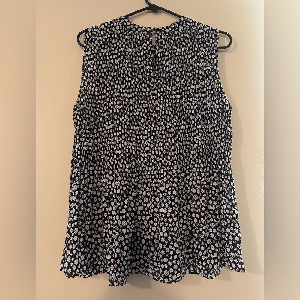 Adrianna Papell Navy/Ivory Round Neck Floral
Pleated Sleeveless Blouse Medium - Picture 9 of 11